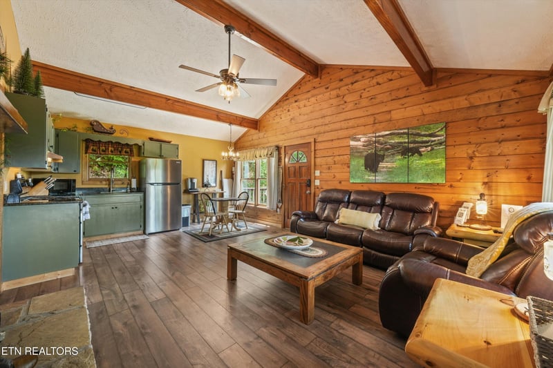 4403 New Pioneer Tr, Pigeon Forge, TN 37863