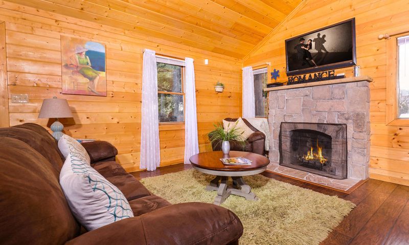 441 Hemlock St, Gatlinburg, TN 37738