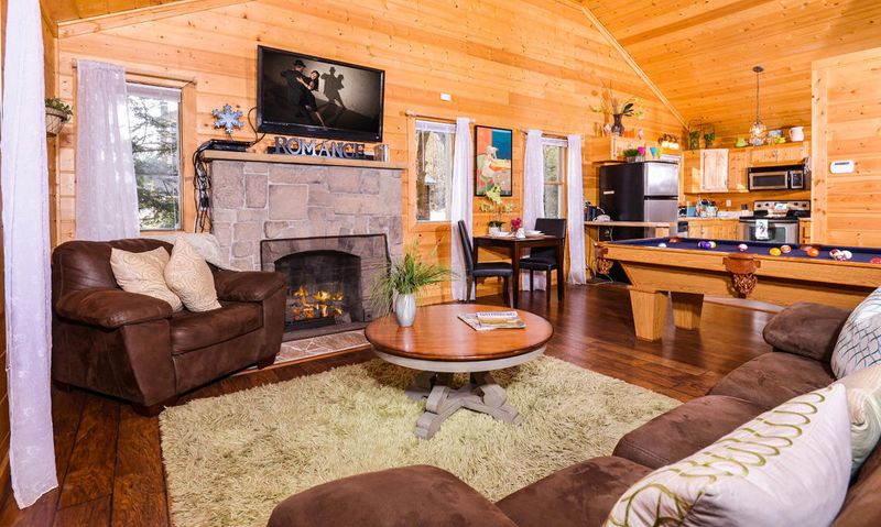 441 Hemlock St, Gatlinburg, TN 37738
