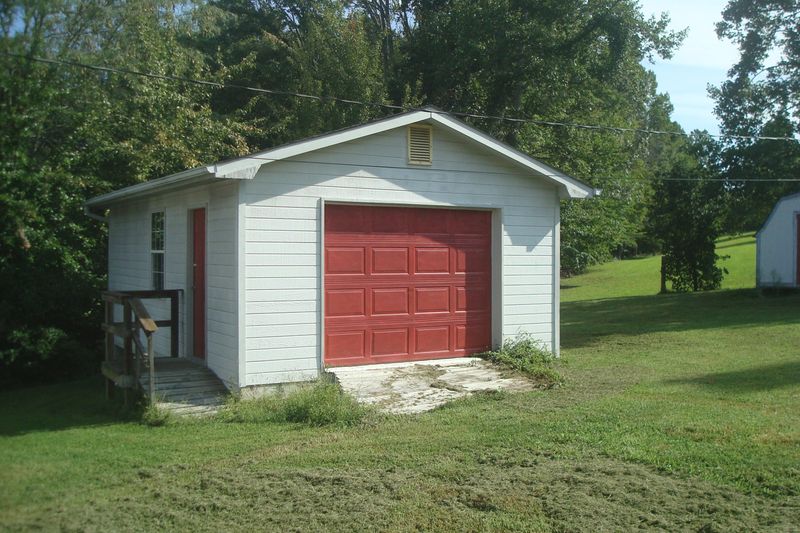 441 White Rock Rd, Jacksboro, TN 37757