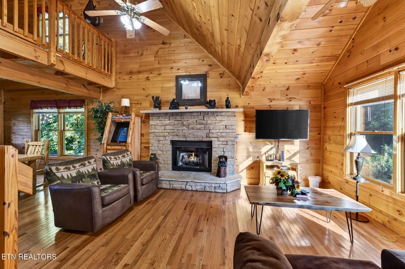 442 Silver Maple Ln, Gatlinburg, TN 37738