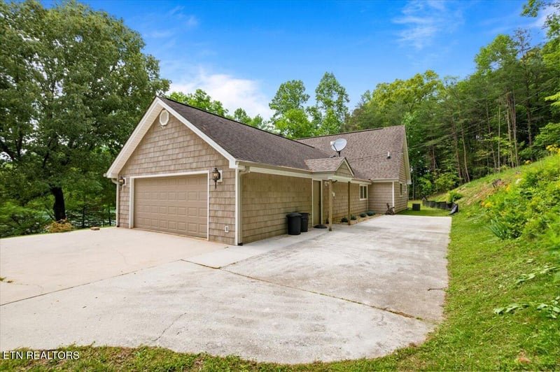 444 Chapman Village Dr, Lafollette, TN 37766