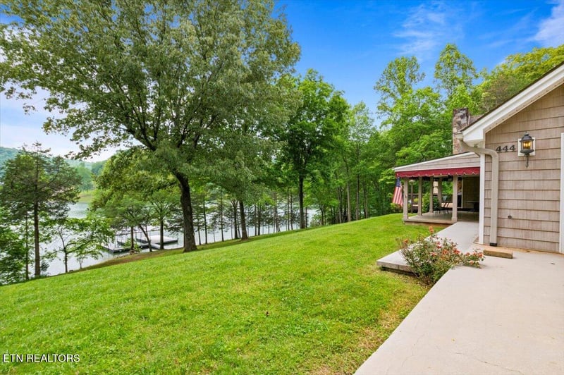 444 Chapman Village Dr, Lafollette, TN 37766