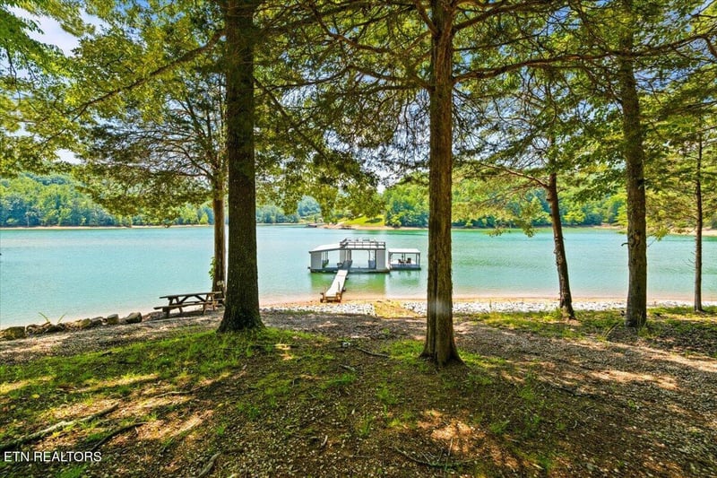 444 Chapman Village Dr, Lafollette, TN 37766