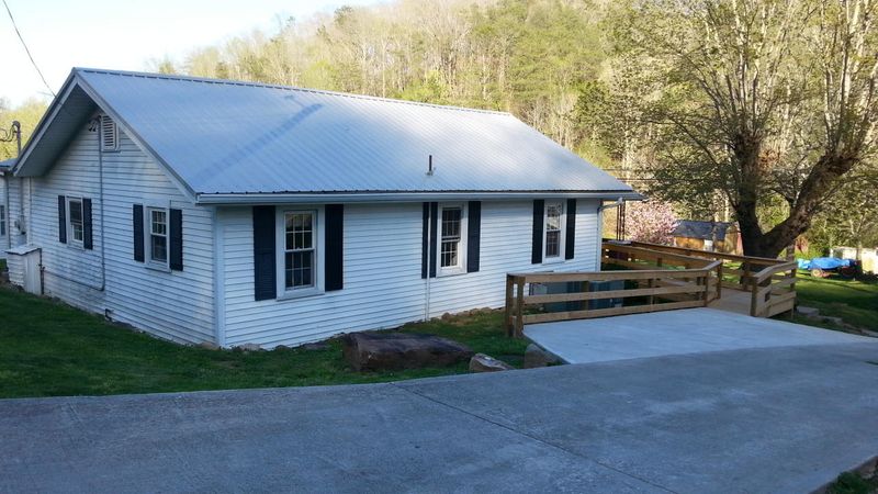 444 Old Lake City Hwy, Rocky Top, TN 37769