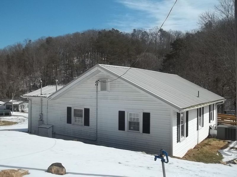 444 Old Lake City Hwy, Rocky Top, TN 37769