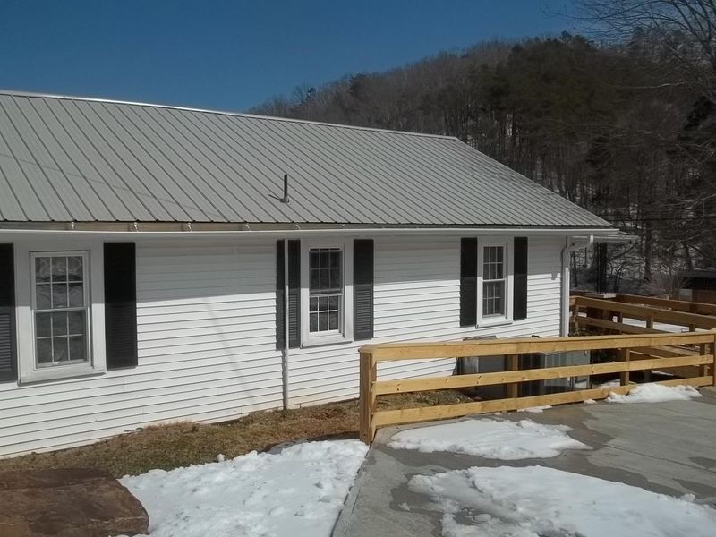 444 Old Lake City Hwy, Rocky Top, TN 37769