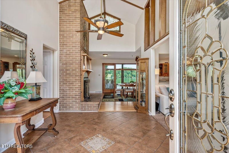 4445 Scenic Dr, Lenoir City, TN 37772