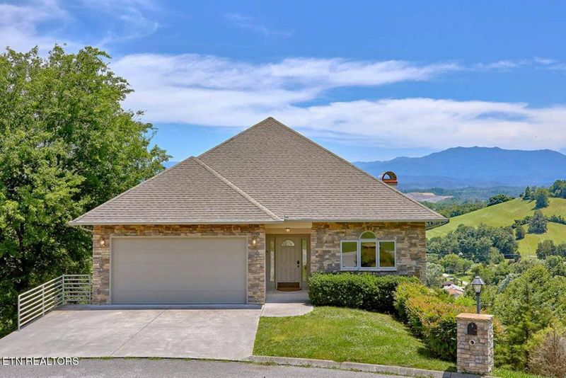 446 Maggie Mack Ln, Sevierville, TN 37862
