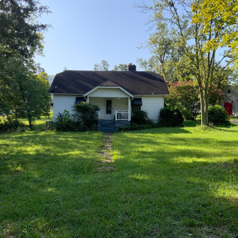 446 Mountain Rd, Clinton, TN 37716