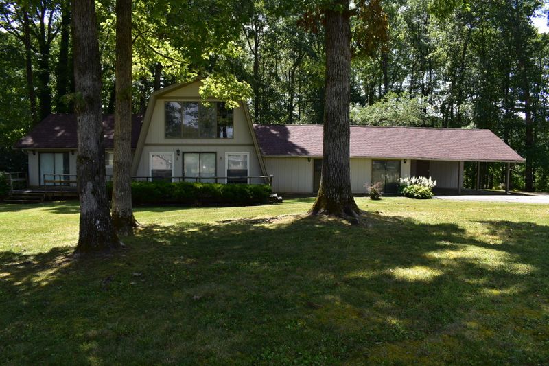 446 S Lake Dr, Oneida, TN 37841