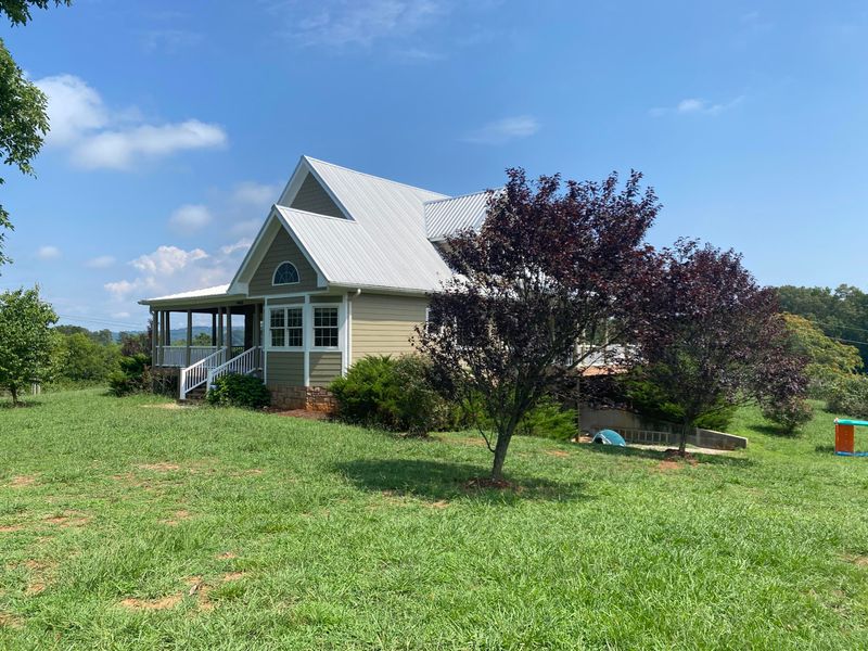 4460 Gravelly Hills Rd, Louisville, TN 37777
