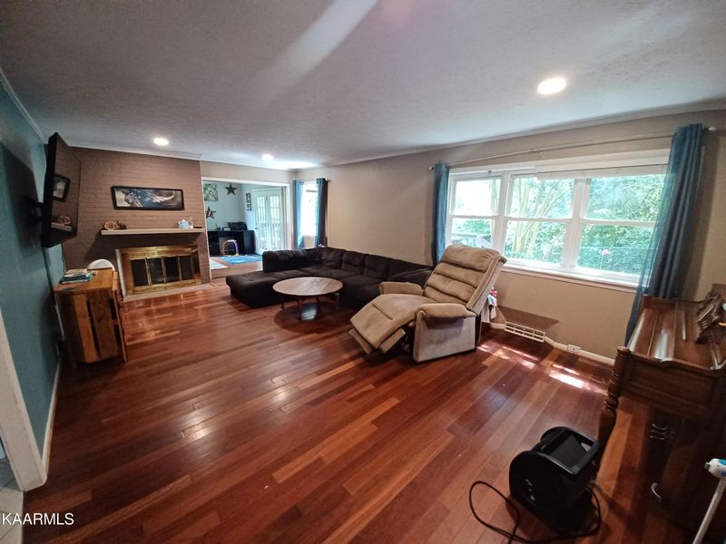 45 Outer Dr, Oak Ridge, TN 37830