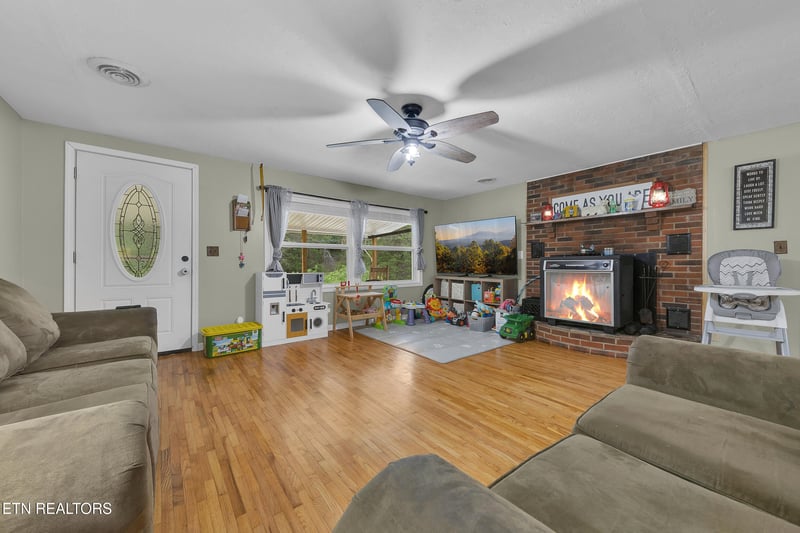 450 Clinch View Ln, Washburn, TN 37888