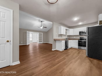 450 Executive Meadows Dr, Lenoir City, TN 37771
