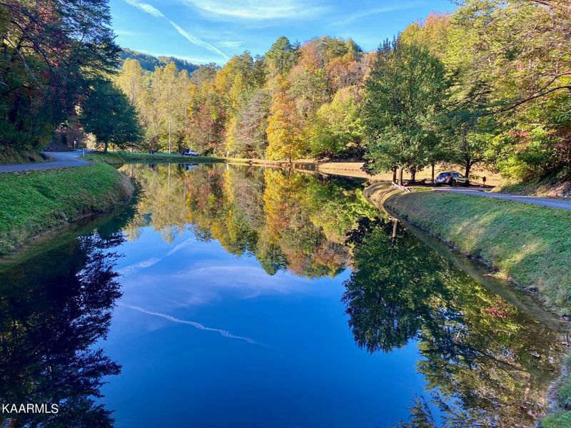 450 Lakeshore Dr, Sevierville, TN 37876