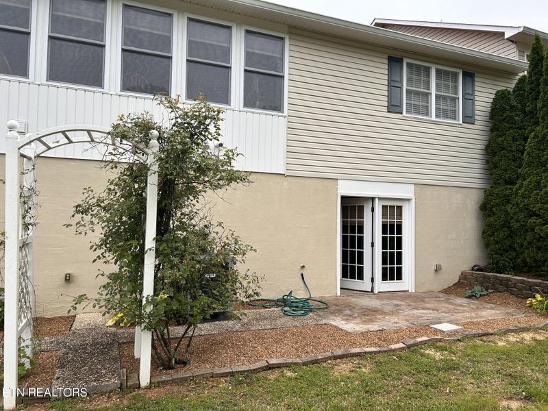 451 Executive Meadows Dr, Lenoir City, TN 37771