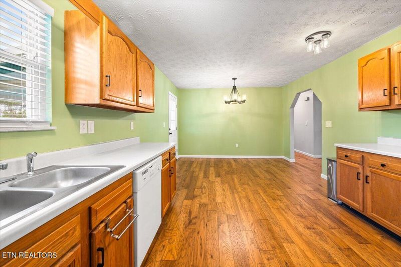 451 Hollifield Dr, Jacksboro, TN 37757