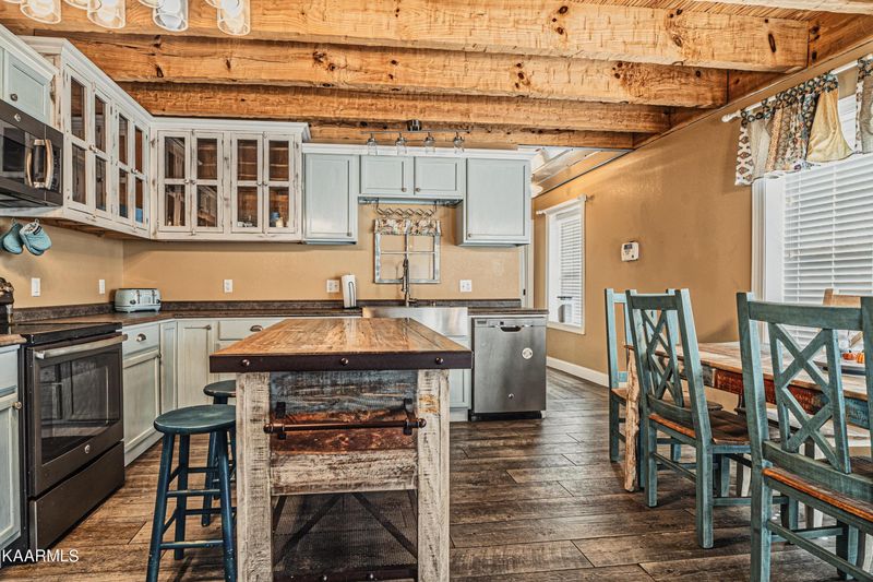 453 Flat Creek Rd, Sevierville, TN 37876