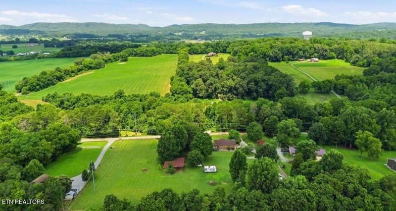 4544 N Wildwood Rd, Maryville, TN 37804