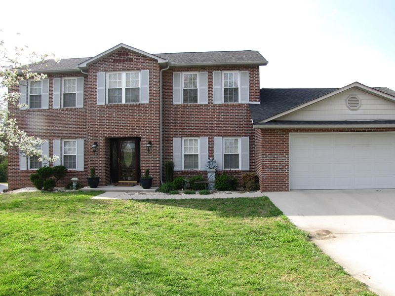 455 Calloway Dr, Lenoir City, TN 37772