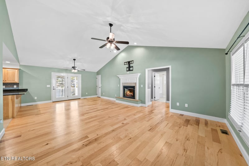455 Carriage Dr, Crossville, TN 38555