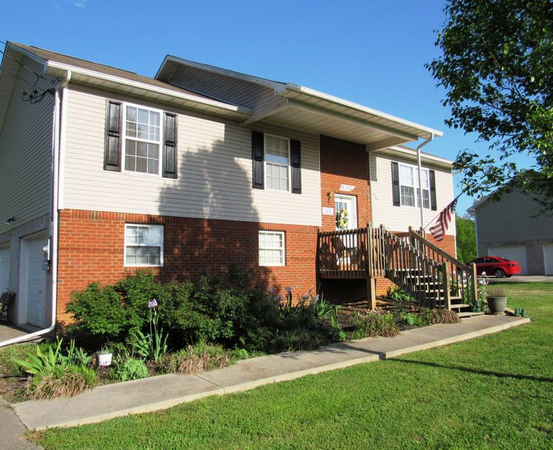 4552 Winslow Dr, Strawberry Plains, TN 37871