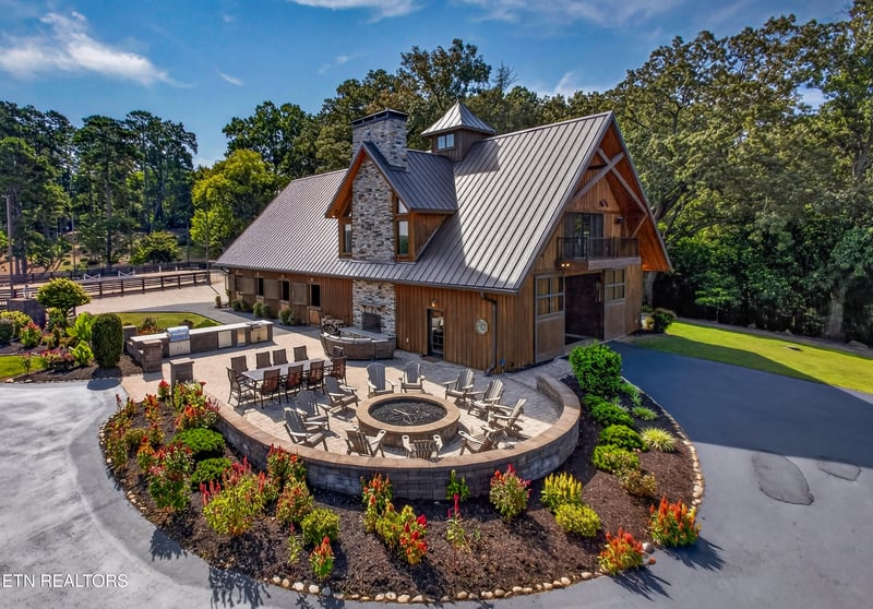 4560 Gravelly Hills Rd, Louisville, TN 37777