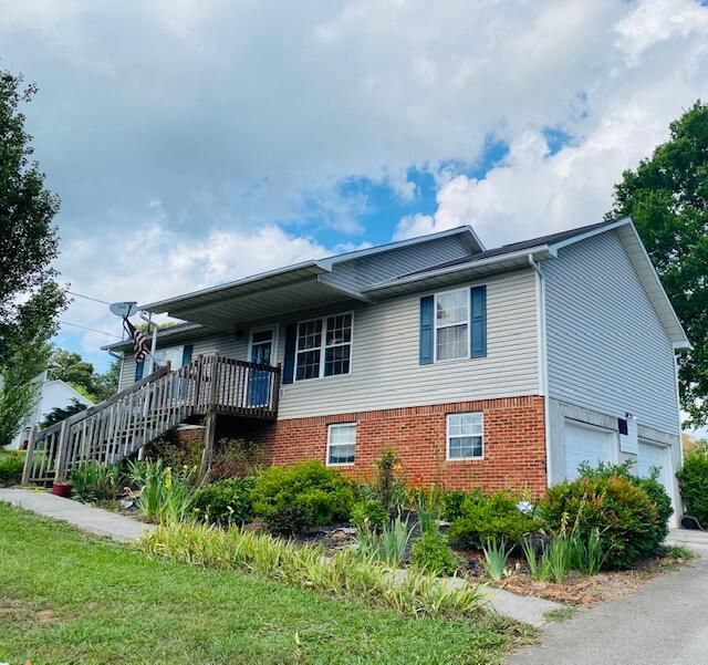 4560 Winslow Dr, Strawberry Plains, TN 37871