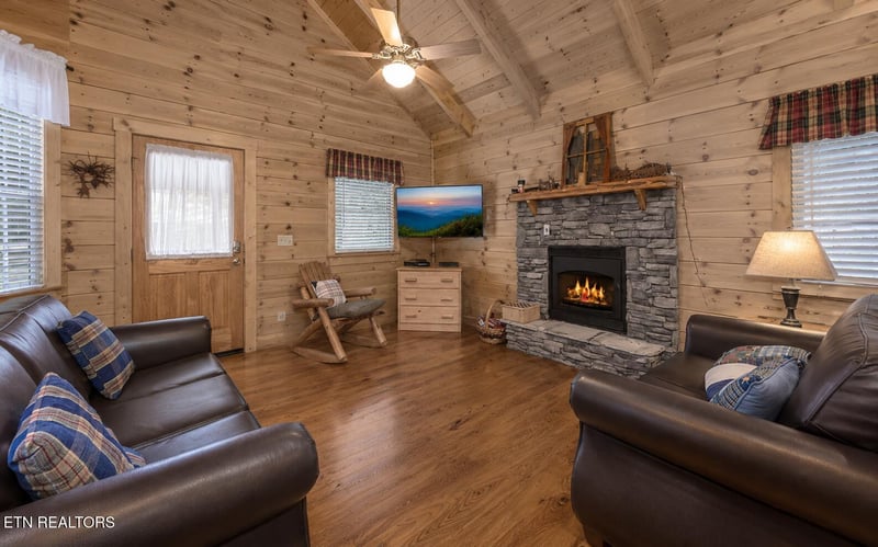 457 Hilltop Rd, Gatlinburg, TN 37738