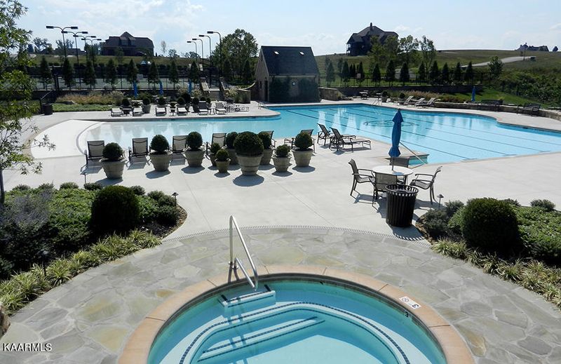 459 Cypress Pointe Dr, Lenoir City, TN 37772