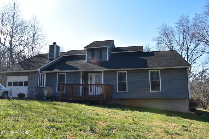 459 Dogwood Ln, Jacksboro, TN 37757