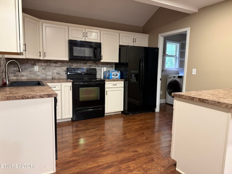 459 Dogwood Ln, Jacksboro, TN 37757
