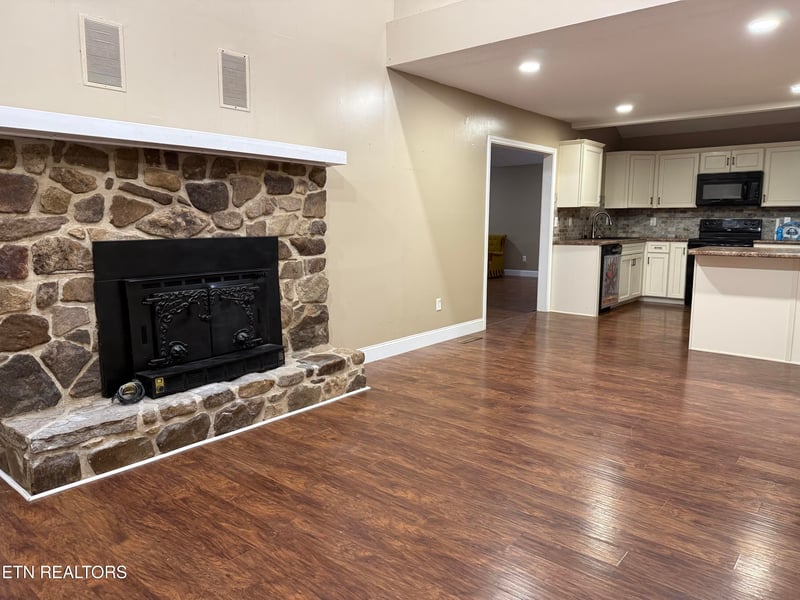 459 Dogwood Ln, Jacksboro, TN 37757