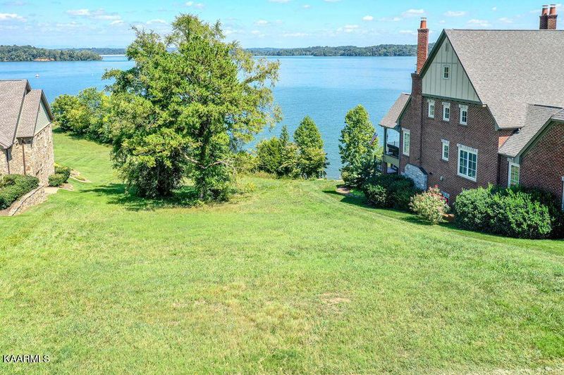 460 Cypress Pointe Dr, Lenoir City, TN 37772