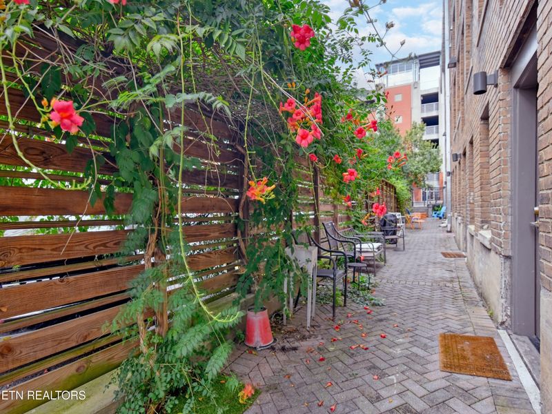 461 Walnut St #B04, Knoxville, TN 37902