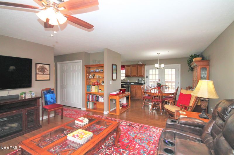 4612 Clifton Ln, Strawberry Plains, TN 37871