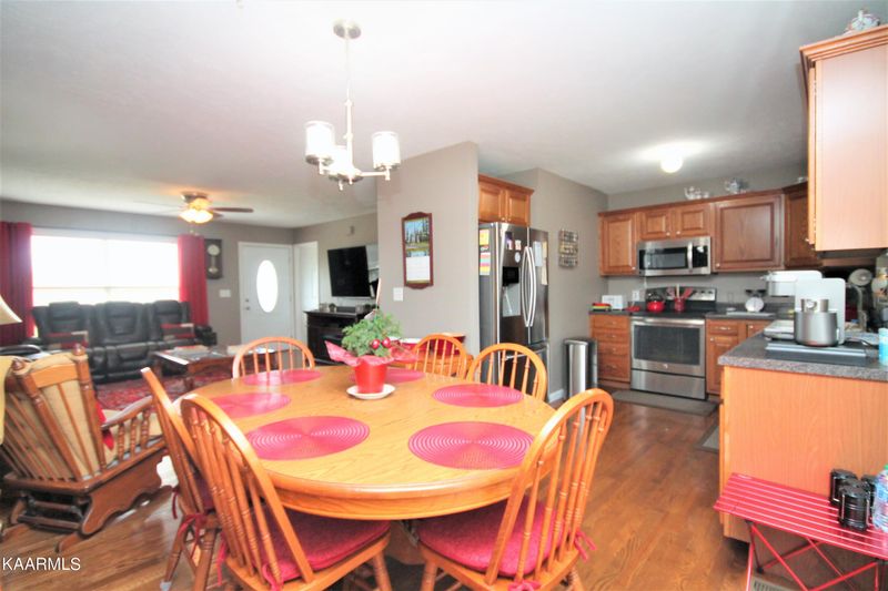 4612 Clifton Ln, Strawberry Plains, TN 37871