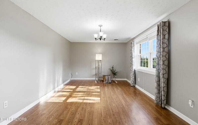 4620 Robinhood Cir, Strawberry Plains, TN 37871