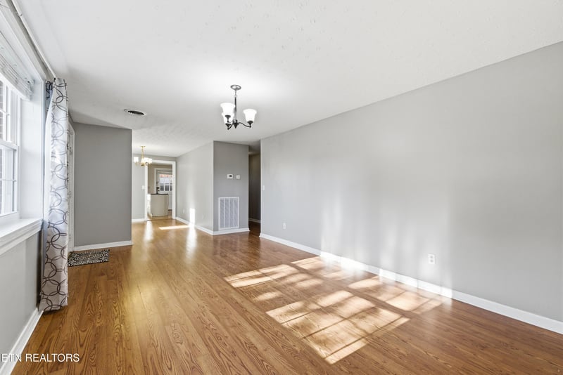 4620 Robinhood Cir, Strawberry Plains, TN 37871