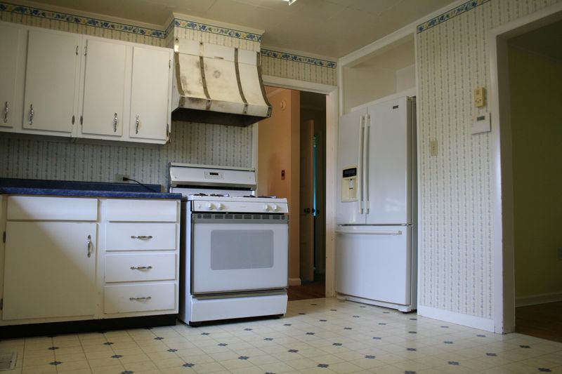 464 W Outer Dr, Oak Ridge, TN 37830