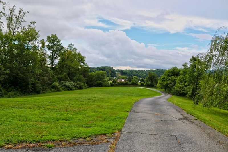 466 Butter & Egg Rd, Jacksboro, TN 37757