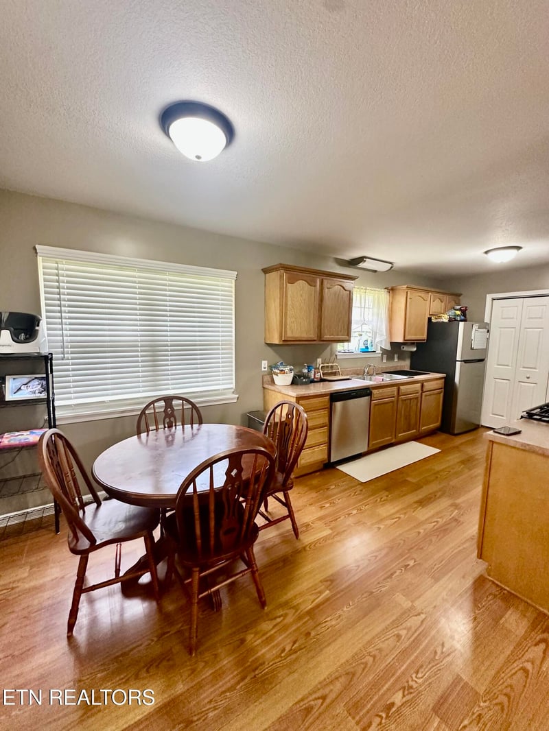 467 Deer Lodge Hwy, Sunbright, TN 37872