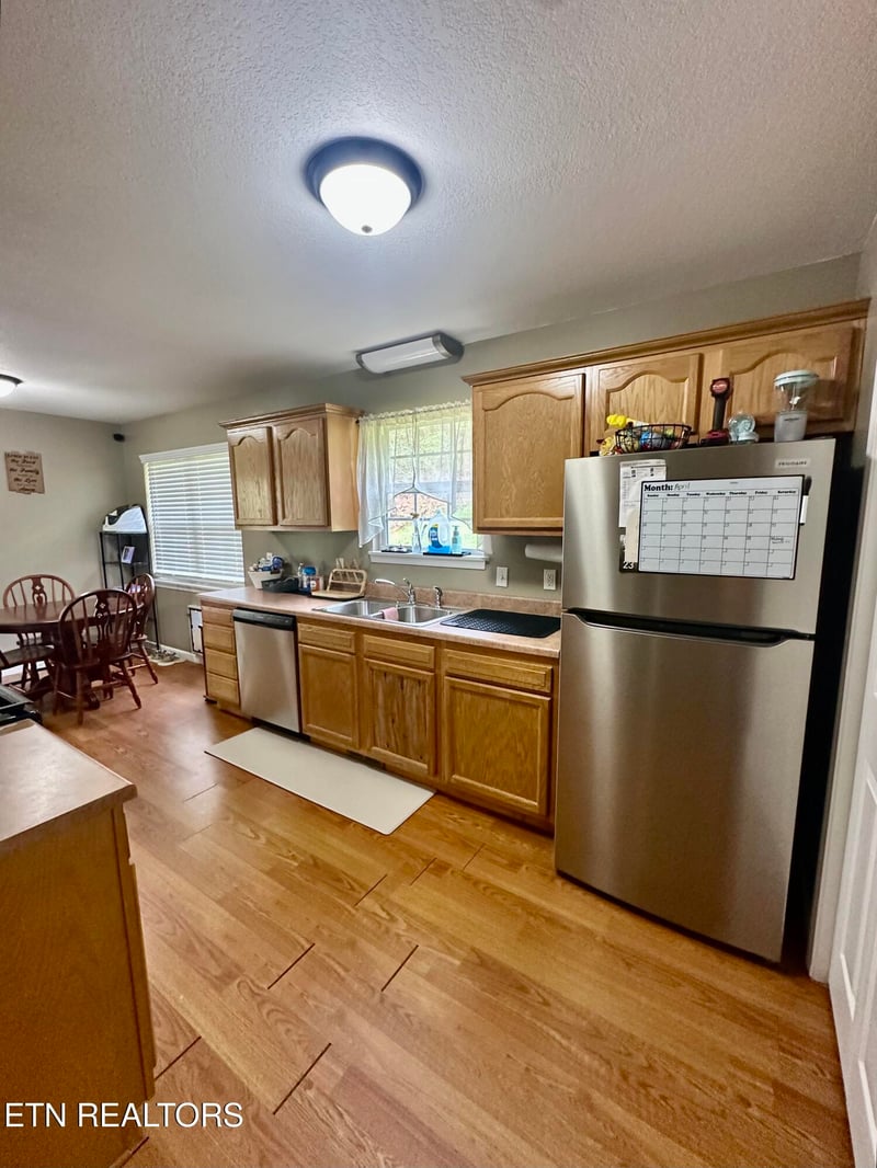 467 Deer Lodge Hwy, Sunbright, TN 37872
