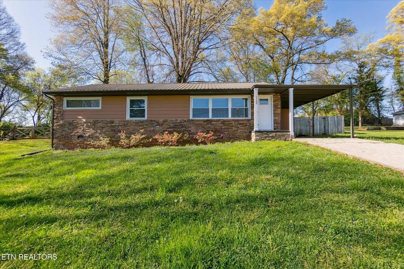 4700 Winterset Dr, Knoxville, TN 37912