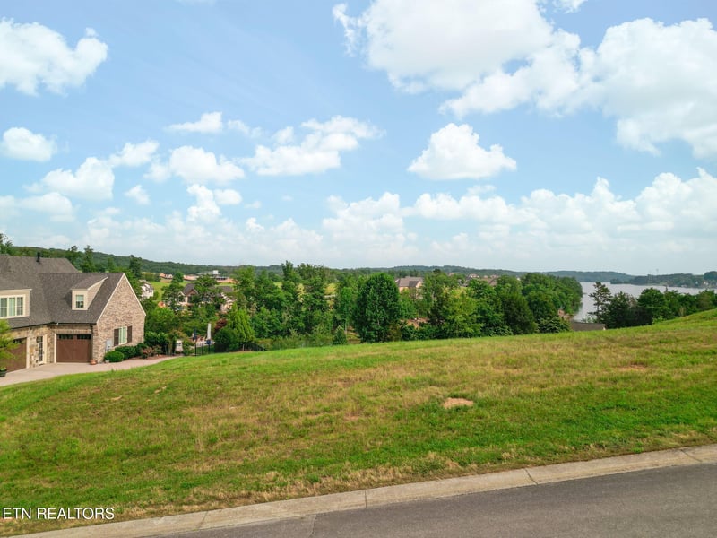 477 Zepher Dr, Lenoir City, TN 37772