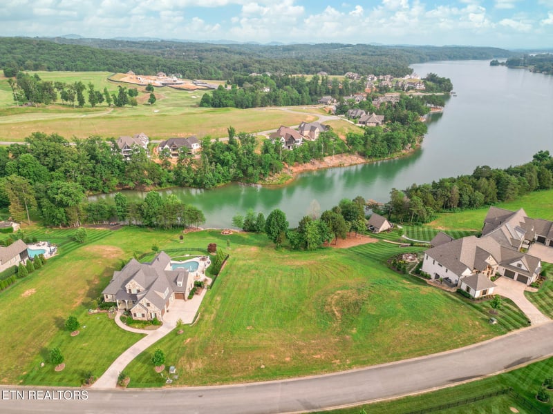 477 Zepher Dr, Lenoir City, TN 37772