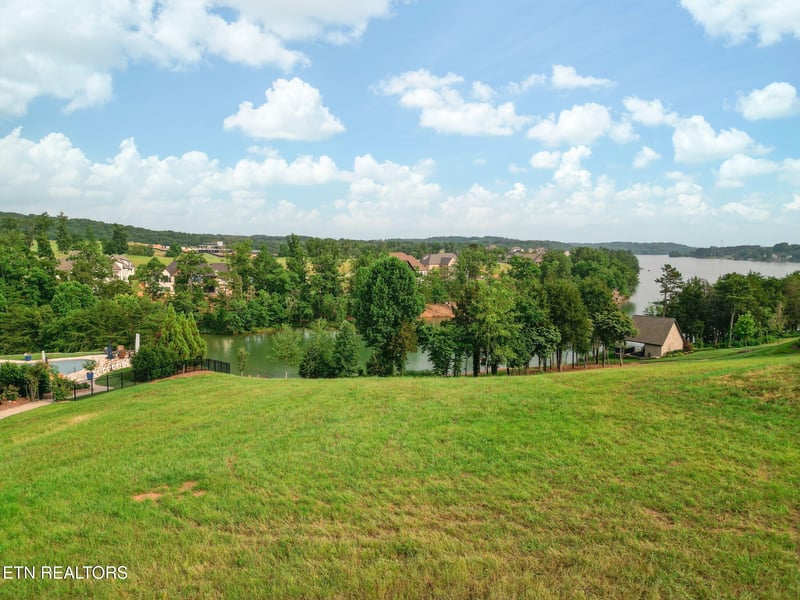 477 Zepher Dr, Lenoir City, TN 37772
