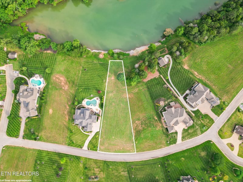 477 Zepher Dr, Lenoir City, TN 37772