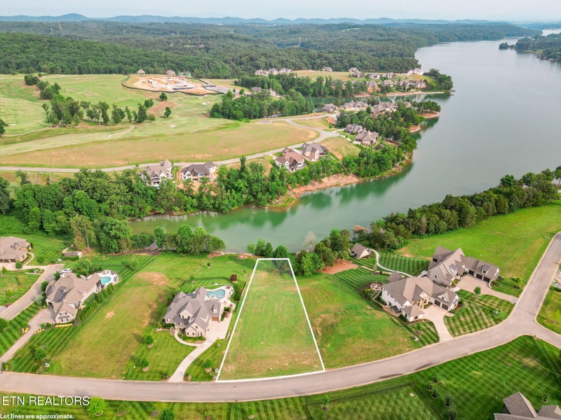 477 Zepher Dr, Lenoir City, TN 37772